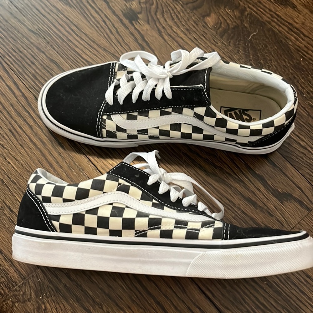 Low top checkered black and white vans